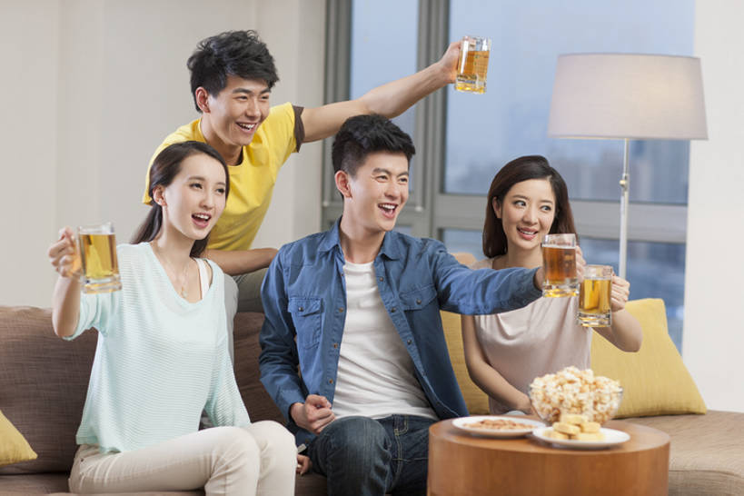 点心,啤酒,东方人,成年人,四个人,家庭,丈夫,妻子,家,客厅,举,笑,吃,横图,室内,白天,正面,爱情,锻炼,时尚,快乐,满意,欣喜若狂,兴奋,自由,友谊,幸福,热情,分享,成功,比赛,运动,竞争,窗户,沙发,电视,北京,中国,亚洲,一排,喝,连接,握,欢呼,庆祝,整齐,房屋,公寓,食品,甜点,甜品,酒类,饮品,浪漫,注视,休闲装,娱乐,现代,小吃,饮食,球迷,刺激,食物,糕点,饮料,排列,啤酒杯,甜食,观察,看,托,休闲,舒服,温暖,温馨,表情,一家人,爆米花,恩爱,放松,活力,亲密,凝视,握着,约会,恋人,摄影,生活方式,观看,支撑,和睦,察看,起居室,舒适,住房,享乐,体育运动,队列,关注,可口,彩电,房地产,爱好,世界杯,东亚,陪同,爱国主义,软垫,彩色电视机,显像管屏,显像管屏幕,适口,陪伴,获胜,体育,足球运动,男人,男性,年轻男性,年轻女性,女人,女性,亚洲人,中国人,年轻人,情侣,电视机,休闲活动,举起,举手,举着,向上举,向上伸,向上托,坐着,彩图,健身,欢乐,伴侣,融洽,摆拍,伴随,bj175