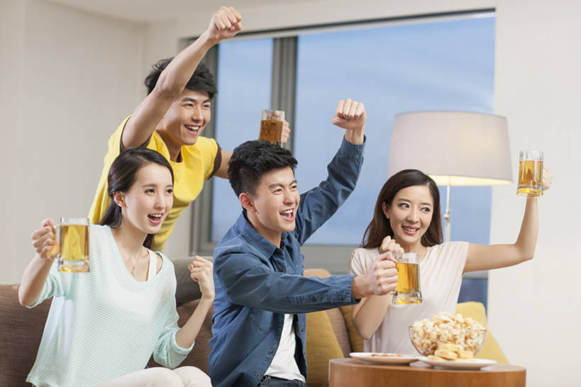 点心,啤酒,东方人,成年人,四个人,家庭,丈夫,妻子,家,客厅,举,笑,吃,横图,室内,白天,正面,爱情,锻炼,时尚,快乐,满意,欣喜若狂,兴奋,自由,友谊,幸福,热情,分享,成功,比赛,运动,竞争,窗户,沙发,电视,北京,中国,亚洲,一排,喝,连接,握,欢呼,庆祝,整齐,房屋,公寓,食品,甜点,甜品,酒类,饮品,浪漫,大喊,注视,休闲装,娱乐,现代,小吃,饮食,球迷,刺激,食物,糕点,饮料,排列,啤酒杯,甜食,观察,看,托,休闲,舒服,温暖,温馨,表情,一家人,爆米花,恩爱,放松,活力,亲密,凝视,握着,约会,恋人,摄影,生活方式,观看,支撑,和睦,察看,起居室,舒适,住房,享乐,体育运动,队列,关注,可口,彩电,房地产,爱好,世界杯,东亚,陪同,爱国主义,软垫,彩色电视机,显像管屏,显像管屏幕,适口,陪伴,获胜,体育,足球运动,男人,男性,年轻男性,年轻女性,女人,女性,亚洲人,中国人,年轻人,情侣,电视机,休闲活动,举起,举手,举着,向上举,向上伸,向上托,坐着,半身,彩图,健身,欢乐,伴侣,融洽,摆拍,伴随,bj175