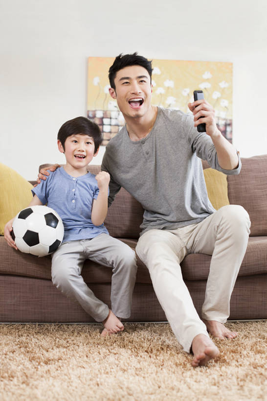 东方人,婴儿,儿童,成年人,两个人,家庭,父母,父亲,儿子,家,客厅,站,笑,微笑,露齿笑,竖图,室内,正面,快乐,兴奋,幸福,纯洁,橄榄球,足球,窗户,沙发,电视,北京,中国,亚洲,握,欢呼,庆祝,并排,房屋,公寓,注视,休闲装,光脚,娱乐,现代,刺激,小孩,遥控器,观察,看,站着,休闲,温暖,温馨,表情,父子,一家人,赤脚,放松,活力,可爱,乐趣,亲密,童年,童趣,搭,握着,摄影,活泼,生长,生活方式,观看,和睦,控制,察看,专心,起居室,住房,享乐,挑选,搭着,关注,亲情,彩电,宝宝,房地产,选择,世界杯,童真,东亚,纯真,烂漫,无邪,陪同,彩色电视机,显像管屏,显像管屏幕,陪伴,无忧无虑,获胜,伶俐,天真,足球运动,男孩,男人,男性,年轻男性,亚洲人,中国人,孩子,年轻人,电视机,休闲活动,站立,坐着,彩图,全身,欢乐,当代,融洽,男生,好消息,伴随,bj175