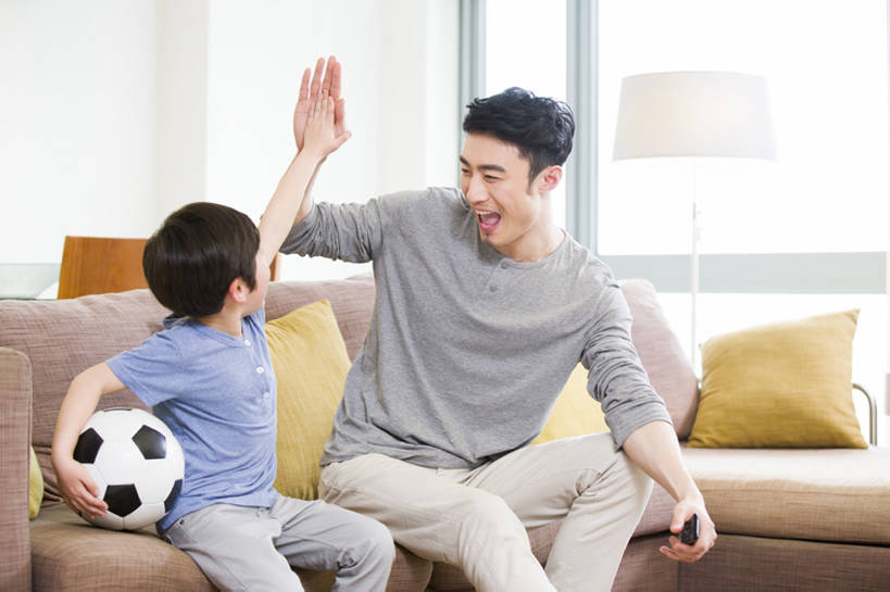 东方人,婴儿,儿童,成年人,两个人,家庭,父母,父亲,儿子,家,客厅,站,笑,微笑,露齿笑,横图,室内,侧面,快乐,兴奋,幸福,纯洁,橄榄球,足球,窗户,沙发,电视,北京,中国,亚洲,击掌,握,欢呼,庆祝,房屋,公寓,注视,休闲装,娱乐,现代,刺激,小孩,遥控器,观察,看,站着,休闲,温暖,温馨,表情,父子,一家人,面对面,放松,活力,可爱,乐趣,亲密,童年,童趣,握着,摄影,活泼,生长,生活方式,观看,和睦,控制,察看,专心,起居室,住房,享乐,挑选,关注,亲情,彩电,宝宝,房地产,选择,世界杯,童真,东亚,纯真,烂漫,无邪,陪同,彩色电视机,显像管屏,显像管屏幕,陪伴,无忧无虑,获胜,伶俐,天真,足球运动,男孩,男人,男性,年轻男性,亚洲人,中国人,孩子,年轻人,电视机,休闲活动,站立,坐着,彩图,欢乐,当代,融洽,男生,好消息,伴随,bj175