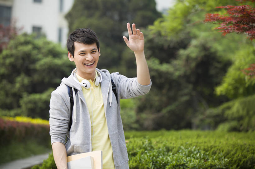 东方人,成年人,一个人,学生,学校,笑,微笑,露齿笑,横图,室外,白天,正面,快乐,幸福,北京,中国,亚洲,仅一个男性,仅一个人,握,书包,教育,挥手,休闲装,校园,树,仅一个年轻男性,背包,耳麦,春天,站着,下课,休闲,放松,活力,乐趣,握着,摄影,生活方式,灌木,享乐,问候,东亚,无忧无虑,男人,男性,年轻男性,亚洲人,中国人,年轻人,大学生,书,休闲活动,说话,半身,彩图,欢乐,大学,bj175