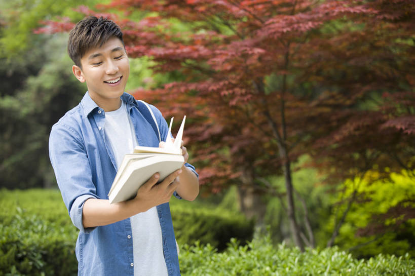 东方人,成年人,一个人,学生,学校,笑,微笑,露齿笑,横图,室外,白天,正面,快乐,幸福,北京,中国,亚洲,仅一个男性,仅一个人,握,学习,书包,教育,休闲装,校园,树,仅一个年轻男性,背包,教科书,春天,站着,下课,休闲,放松,活力,乐趣,读,握着,摄影,生活方式,灌木,知识,享乐,东亚,无忧无虑,男人,男性,年轻男性,亚洲人,中国人,年轻人,大学生,书,休闲活动,半身,彩图,欢乐,大学,bj175