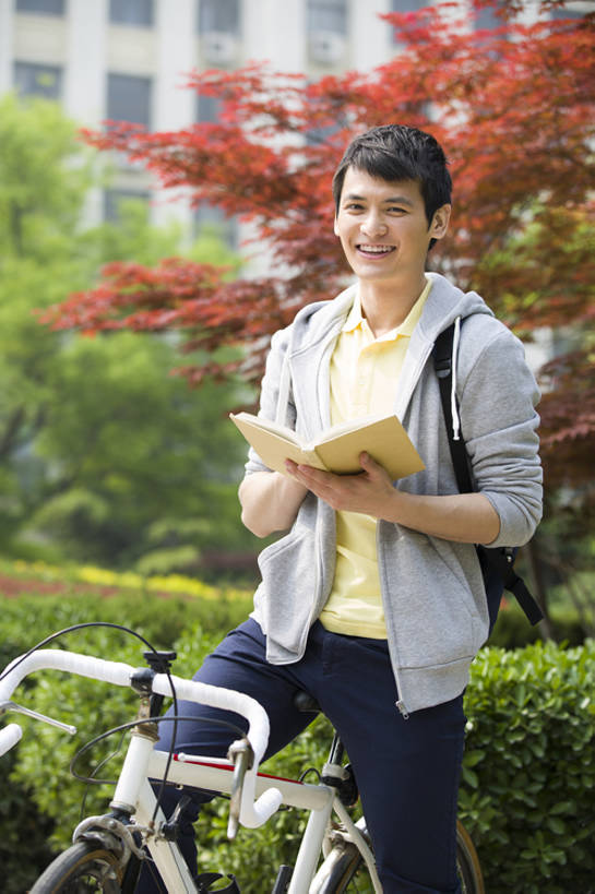 东方人,成年人,一个人,学生,学校,教学楼,笑,微笑,露齿笑,竖图,室外,白天,正面,快乐,幸福,自行车,北京,中国,亚洲,仅一个男性,仅一个人,握,书包,教育,注视,休闲装,校园,车,脚踏车,树,仅一个年轻男性,骑,背包,教科书,交通工具,春天,观察,看,骑车,下课,休闲,教室,放松,活力,乐趣,读,握着,运输,摄影,生活方式,观看,灌木,察看,享乐,关注,载具,肖像,东亚,无忧无虑,男人,男性,年轻男性,亚洲人,中国人,年轻人,大学生,书,休闲活动,彩图,欢乐,大学,教学大楼,bj175
