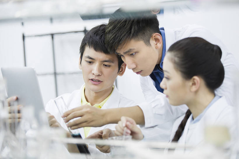 东方人,成年人,三个人,学生,横图,室内,白天,正面,制服,成功,实验,北京,中国,亚洲,学习,研究,科学,化学,试管,药剂,实验室,教育,休闲装,活力,亲密,读,摄影,生活方式,创造力,知识,成就,发明,平板电脑,创新,东亚,发展,实验服,陪同,陪伴,想法,认真,男人,男性,年轻男性,年轻女性,女人,女性,亚洲人,中国人,年轻人,大学生,半身,彩图,欢乐,大学,伴随,bj175