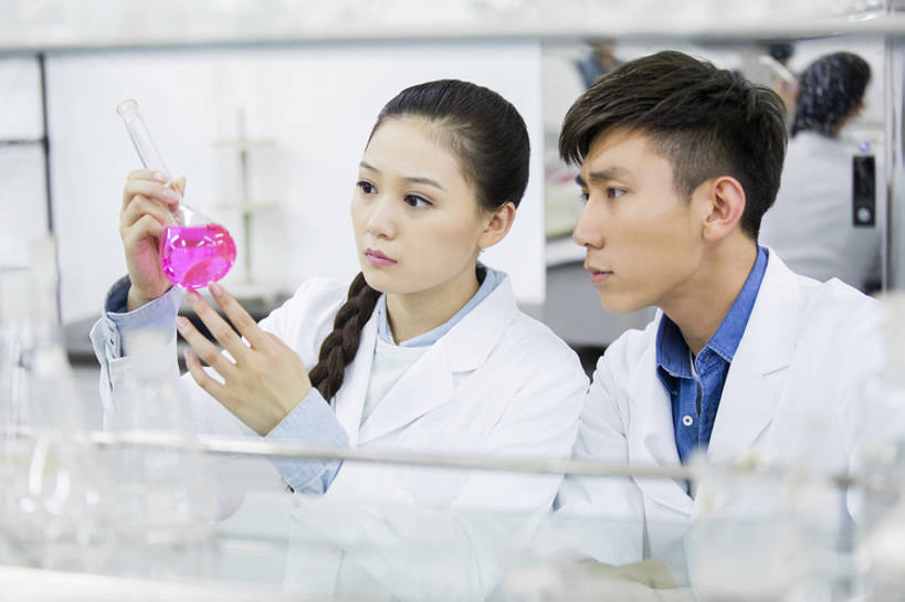 东方人,成年人,两个人,学生,横图,室内,白天,正面,制服,成功,实验,北京,中国,亚洲,学习,研究,科学,化学,烧瓶,药剂,实验室,教育,休闲装,活力,亲密,读,摄影,生活方式,创造力,知识,成就,发明,创新,东亚,发展,实验服,陪同,陪伴,想法,认真,男人,男性,年轻男性,年轻女性,女人,女性,亚洲人,中国人,年轻人,大学生,半身,彩图,大学,伴随,bj175