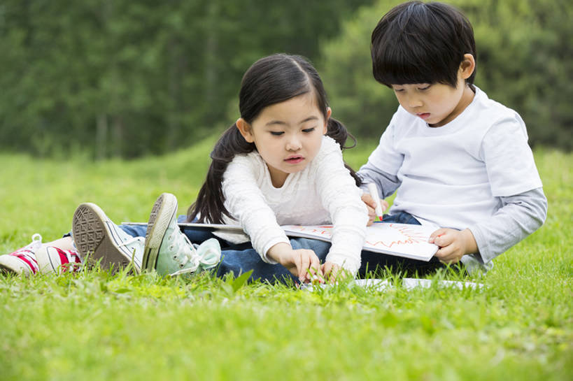 东方人,婴儿,儿童,两个人,公园,站,横图,室外,白天,正面,旅游,度假,友谊,幸福,纯洁,草地,草坪,美景,北京,中国,亚洲,弯腰,景观,休闲装,娱乐,草,树,小孩,绿色,自然,绿地,春天,站着,享受,休闲,景色,放松,活力,可爱,乐趣,亲密,童年,童趣,摄影,活泼,生长,生活方式,享乐,清新,自然风光,宝宝,作画,户外活动,童真,东亚,纯真,烂漫,无邪,陪同,陪伴,儿童画,无忧无虑,伶俐,天真,男孩,男人,男性,女孩,亚洲人,中国人,孩子,休闲活动,画画,站立,坐着,彩图,全身,欢乐,毡尖笔,男生,伴随,bj175