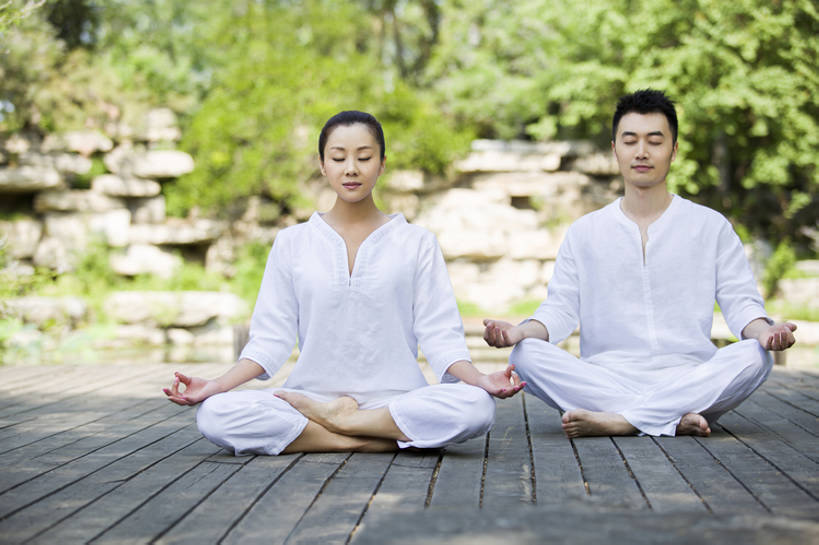 东方人,成年人,两个人,坐,盘腿,横图,室外,白天,正面,爱情,锻炼,快乐,幸福,北京,中国,亚洲,并排,浪漫,休闲装,光脚,树,自然,手势,休闲,健康,思考,温暖,温馨,赤脚,禅,恩爱,放松,活力,平衡,亲密,想,沉思,搭,恋人,瑜珈,摄影,生活方式,宁静,协调,动作,和睦,专心,高雅,优美,享乐,简单,搭着,清新,合伙,东亚,陪同,莲花坐式,柔和,灵性,陪伴,无忧无虑,男性,年轻男性,年轻女性,女人,女性,亚洲人,中国人,年轻人,情侣,休闲活动,闭着眼睛,盘腿而坐,盘膝,盘着腿的,盘着腿坐,双腿交叉,坐着,彩图,全身,欢乐,伴侣,和蔼,融洽,打手势,摆拍,伴随,双人瑜伽,bj175