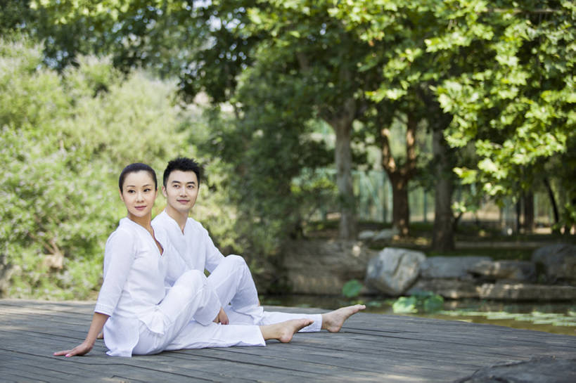 东方人,成年人,两个人,坐,横图,室外,白天,侧面,爱情,锻炼,快乐,幸福,北京,中国,亚洲,并排,浪漫,扭头,注视,休闲装,光脚,树,自然,观察,看,手势,转头,休闲,健康,温暖,温馨,赤脚,禅,恩爱,放松,活力,平衡,亲密,恋人,瑜珈,摄影,生活方式,观看,宁静,协调,动作,和睦,察看,高雅,优美,享乐,简单,关注,清新,肖像,合伙,东亚,陪同,柔和,灵性,陪伴,无忧无虑,男性,年轻男性,年轻女性,女人,女性,亚洲人,中国人,年轻人,情侣,休闲活动,坐着,彩图,全身,欢乐,伴侣,和蔼,融洽,打手势,摆拍,伴随,双人瑜伽,bj175