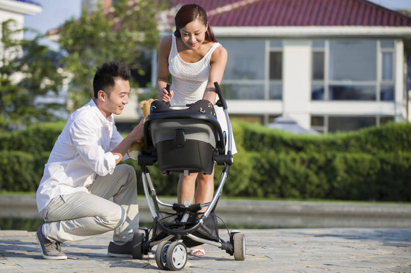 东方人,婴儿,成年人,两个人,家庭,父母,母亲,父亲,蹲,推,笑,微笑,露齿笑,横图,室外,白天,正面,时尚,快乐,自由,幸福,北京,日光,中国,亚洲,漫步,弯腰,握,房屋,庭院,玩,休闲装,婴儿车,树,绿色,夏天,看,站着,休闲,健康,温暖,温馨,一家人,放松,亲密,握着,摄影,希望,和睦,享乐,关爱,户外活动,东亚,陪同,折叠童车,陪伴,无忧无虑,男人,男性,年轻男性,年轻女性,女人,女性,亚洲人,中国人,年轻人,情侣,休闲活动,彩图,全身,欢乐,深情,融洽,伴随,bj175