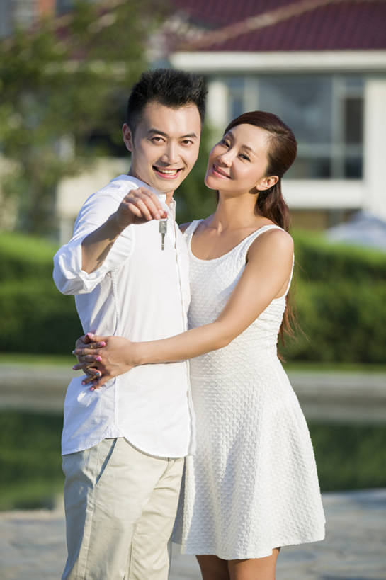 东方人,成年人,两个人,丈夫,妻子,笑,微笑,露齿笑,竖图,室外,白天,正面,时尚,快乐,自由,幸福,成功,北京,日光,中国,亚洲,连接,握,房屋,庭院,钥匙,注视,休闲装,树,绿色,夏天,观察,看,站着,亲密,搭,握着,财富,摄影,介绍,观看,察看,住房,享乐,合影,搭着,关注,房地产,肖像,出示,东亚,陪同,陪伴,无忧无虑,男人,男性,年轻男性,年轻女性,女人,女性,亚洲人,中国人,年轻人,情侣,拥抱,彩图,欢乐,居住区,伴随,bj175