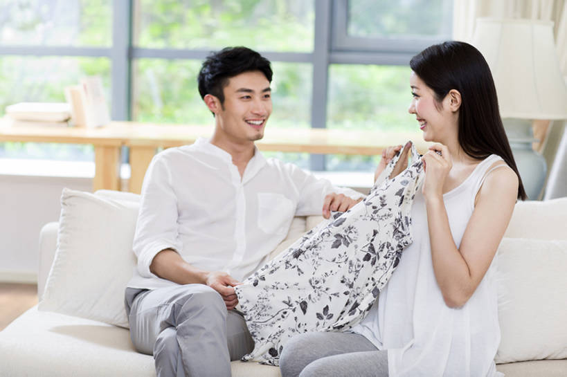 成年人,两个人,家庭,夫妻,丈夫,妻子,家,客厅,笑,微笑,露齿笑,横图,室内,白天,正面,爱情,快乐,幸福,窗户,沙发,北京,中国,亚洲,一排,连接,握,整齐,房屋,公寓,浪漫,休闲装,现代,排列,衣服,靠,靠着,休闲,舒服,温暖,温馨,一家人,面对面,恩爱,放松,亲密,握着,恋人,摄影,介绍,生活方式,和睦,起居室,舒适,住房,享乐,挑选,队列,房地产,出示,情侣装,东亚,陪同,陪伴,无忧无虑,男性,年轻男性,年轻女性,女人,女性,亚洲人,中国人,年轻人,夫妇,情侣,休闲活动,坐着,彩图,欢乐,当代,伴侣,融洽,伴随,bj175