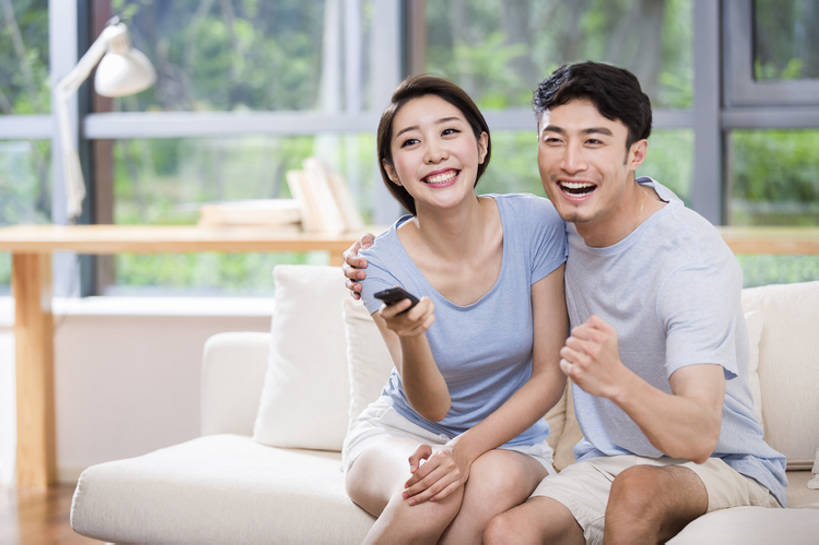 东方人,成年人,两个人,家庭,夫妻,丈夫,妻子,家,客厅,推,笑,微笑,露齿笑,横图,室内,正面,爱情,快乐,兴奋,幸福,热情,窗户,电视,北京,中国,亚洲,握,欢呼,庆祝,房屋,浪漫,注视,休闲装,现代,刺激,遥控器,夏天,观察,看,休闲,舒服,温暖,温馨,一家人,短袖,恩爱,放松,活力,乐趣,亲密,搭,握着,恋人,摄影,生活方式,观看,惊奇,和睦,察看,起居室,舒适,享乐,风格,搭着,关注,清新,彩电,房地产,改变,情侣装,东亚,陪同,彩色电视机,显像管屏,显像管屏幕,陪伴,男人,男性,年轻男性,年轻女性,女人,女性,亚洲人,中国人,年轻人,夫妇,情侣,电视机,休闲活动,坐着,彩图,欢乐,伴侣,融洽,好消息,伴随,bj175