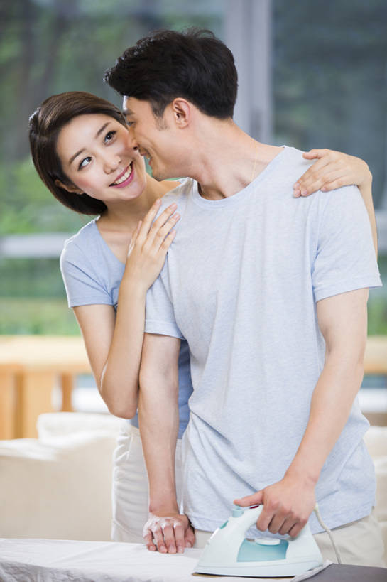 东方人,成年人,两个人,家庭,夫妻,丈夫,妻子,家庭主妇,家,客厅,笑,微笑,露齿笑,竖图,室内,正面,爱情,家务,快乐,幸福,窗户,北京,中国,亚洲,一排,握,整齐,铁,房屋,浪漫,扭头,注视,休闲装,干净,现代,排列,衣服,夏天,观察,看,站着,转头,舒服,温暖,温馨,一家人,面对面,短袖,恩爱,活力,亲密,搭,握着,恋人,摄影,生活方式,观看,和睦,察看,起居室,舒适,享乐,风格,效率,搭着,队列,关爱,关注,清新,熨衣板,情侣装,东亚,陪同,陪伴,男人,男性,年轻男性,年轻女性,女人,女性,亚洲人,中国人,年轻人,夫妇,情侣,沟通,说话,半身,彩图,爱,欢乐,伴侣,融洽,家务劳动,伴随,bj175