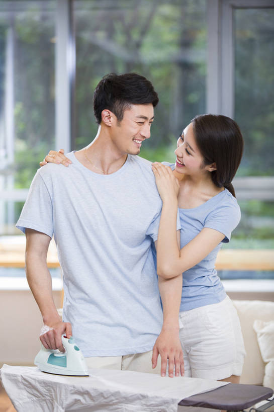 东方人,成年人,两个人,家庭,夫妻,丈夫,妻子,家庭主妇,家,客厅,笑,微笑,露齿笑,竖图,室内,正面,爱情,家务,快乐,幸福,窗户,北京,中国,亚洲,一排,握,整齐,铁,房屋,浪漫,休闲装,干净,现代,排列,衣服,夏天,站着,舒服,温暖,温馨,一家人,面对面,短袖,恩爱,活力,亲密,搭,握着,恋人,摄影,生活方式,和睦,起居室,舒适,享乐,风格,效率,搭着,队列,关爱,清新,熨衣板,情侣装,东亚,陪同,陪伴,男人,男性,年轻男性,年轻女性,女人,女性,亚洲人,中国人,年轻人,夫妇,情侣,沟通,说话,彩图,爱,欢乐,伴侣,融洽,家务劳动,伴随,bj175