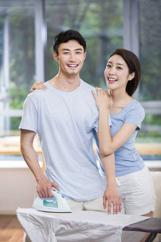 东方人,成年人,两个人,家庭,夫妻,丈夫,妻子,家庭主妇,家,客厅,笑,微笑,露齿笑,竖图,室内,正面,爱情,家务,快乐,幸福,窗户,北京,中国,亚洲,一排,握,整齐,铁,房屋,浪漫,注视,休闲装,干净,现代,排列,衣服,夏天,观察,看,站着,舒服,温暖,温馨,一家人,短袖,恩爱,活力,亲密,搭,握着,恋人,摄影,生活方式,观看,和睦,察看,起居室,舒适,享乐,风格,效率,搭着,队列,关爱,关注,清新,肖像,熨衣板,情侣装,东亚,陪同,陪伴,男人,男性,年轻男性,年轻女性,女人,女性,亚洲人,中国人,年轻人,夫妇,情侣,彩图,爱,欢乐,伴侣,融洽,家务劳动,伴随,bj175