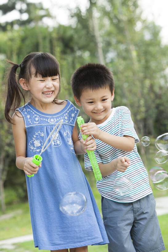 东方人,婴儿,儿童,两个人,兄弟,姐妹,站,笑,微笑,露齿笑,竖图,室外,白天,正面,快乐,友谊,幸福,纯洁,北京,中国,亚洲,连接,握,并排,玩,注视,休闲装,现代,吹泡泡,吹气,树,小孩,绿色,自然,泡泡,观察,看,手势,站着,休闲,活力,可爱,乐趣,亲密,童年,童趣,握着,摄影,活泼,生长,生活方式,观看,察看,指着,享乐,关注,亲情,宝宝,童真,东亚,纯真,烂漫,无邪,陪同,陪伴,无忧无虑,伶俐,天真,男孩,男人,男性,女孩,亚洲人,中国人,孩子,休闲活动,站立,彩图,欢乐,男生,打手势,摆拍,伴随,bj175