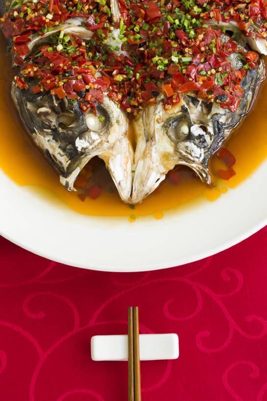 无人,竖图,特写,吃饭,晚餐,午餐,筷子,静物,餐具,北京,中国,春节,新年,亚洲,丰富,鲜艳,鱼,调料,熟食,香料,鱼肉,美味,食品,饮品,传统,剁椒,饮食,餐饮,桌布,食物,饮料,红色,盘子,中国菜,摄影,筷子架,膳食,可口,清新,中国文化,东亚,主菜,蒸菜,适口,湘菜,红辣椒,彩图,高角度拍摄,剁椒鱼头,传统文化,bj175