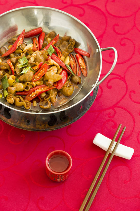 无人,竖图,特写,吃饭,晚餐,午餐,筷子,静物,餐具,北京,中国,春节,新年,亚洲,丰富,鲜艳,炒,肉,熟食,香料,美味,食品,酒类,米酒,饮品,传统,干锅,剁椒,饮食,餐饮,酒,桌布,食物,饮料,红色,酒杯,中国菜,摄影,筷子架,膳食,可口,清新,中国文化,肉制品,东亚,主菜,适口,四川菜,江米酒,醪糟,糯米酒,红辣椒,彩图,高角度拍摄,传统文化,干锅肥肠,bj175