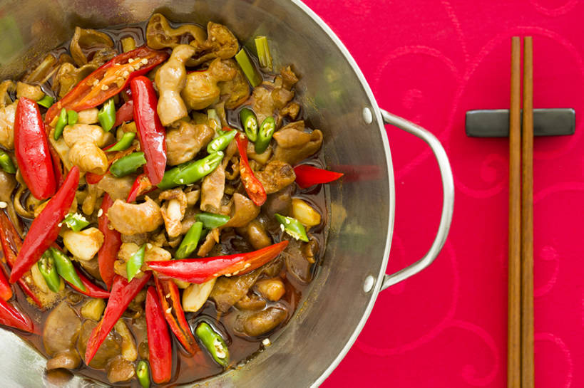 无人,横图,俯视,特写,吃饭,晚餐,午餐,筷子,静物,餐具,北京,中国,春节,新年,亚洲,丰富,鲜艳,炒,肉,熟食,香料,美味,食品,饮品,传统,干锅,剁椒,饮食,餐饮,桌布,食物,饮料,红色,中国菜,摄影,筷子架,膳食,可口,清新,中国文化,肉制品,东亚,主菜,适口,四川菜,红辣椒,彩图,传统文化,干锅肥肠,bj175