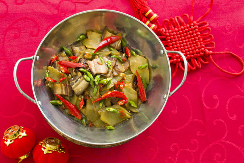 无人,横图,俯视,特写,吃饭,晚餐,午餐,芦笋,静物,餐具,北京,中国,春节,新年,亚洲,丰富,装饰,鲜艳,炒,灯笼,肉,熟食,香料,美味,食品,饮品,传统,干锅,剁椒,腊肉,饮食,餐饮,桌布,食物,饮料,红色,中国结,中国菜,摄影,膳食,可口,清新,中国文化,腌肉,肉制品,东亚,主菜,适口,红辣椒,彩图,传统文化,bj175