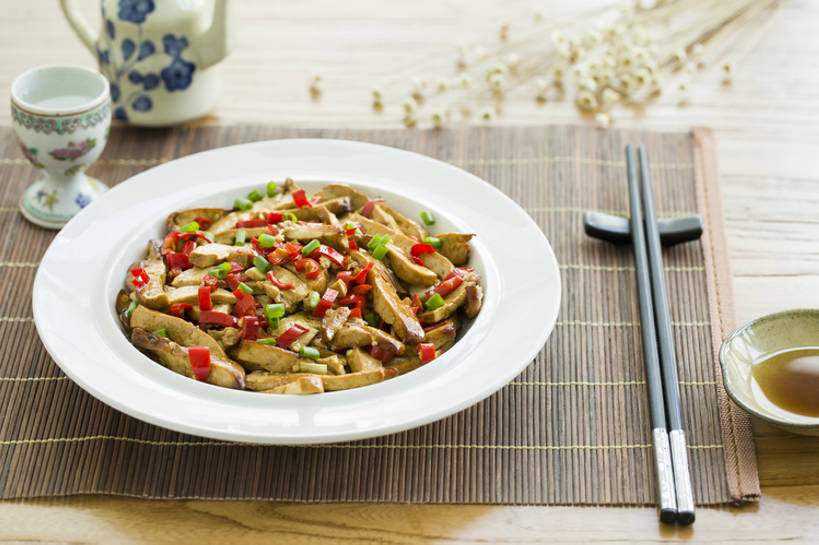 无人,横图,特写,吃饭,烹饪,中餐,晚餐,午餐,筷子,辣椒,蔬菜,静物,餐具,北京,中国,亚洲,竹制,丰富,新鲜,装饰,青椒,炒菜,肉,熟食,香料,料理,美味,食品,饮品,餐盘,传统,猪肉,剁椒,小炒肉,菜肴,美食,肉类,饮食,餐饮,食物,饮料,盘子,中国菜,中式,摄影,佳肴,有机食品,绿色食品,中华料理,筷子架,竹制品,膳食,可口,清新,中国文化,五花肉,川菜,肉食,东亚,主菜,辣角,红海椒,大椒,辣虎,广椒,豚肉,菜椒,开胃酱,适口,寿司帘,寿司席,寿司竹,寿司竹卷,寿司竹席,四川菜,肋条肉,三层肉,甜椒,柿子椒,辣子,红辣椒,海椒,番椒,灯笼椒,彩图,高角度拍摄,传统文化,香干,bj175