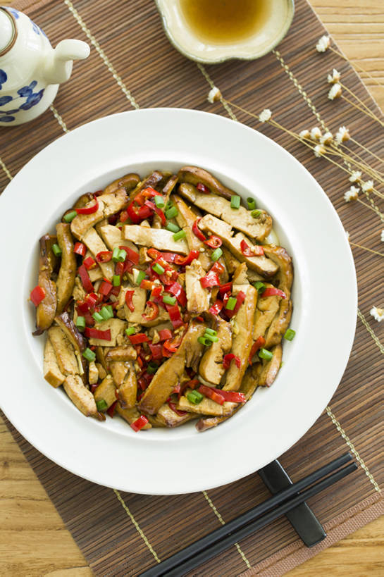 无人,竖图,俯视,特写,吃饭,烹饪,中餐,晚餐,午餐,筷子,辣椒,蔬菜,静物,餐具,北京,中国,亚洲,竹制,丰富,新鲜,装饰,青椒,炒菜,肉,熟食,香料,料理,美味,食品,饮品,餐盘,传统,猪肉,剁椒,小炒肉,菜肴,美食,肉类,饮食,餐饮,食物,饮料,盘子,中国菜,中式,摄影,佳肴,有机食品,绿色食品,中华料理,筷子架,竹制品,膳食,可口,清新,中国文化,五花肉,川菜,肉食,东亚,主菜,辣角,红海椒,大椒,辣虎,广椒,豚肉,菜椒,开胃酱,适口,寿司帘,寿司席,寿司竹,寿司竹卷,寿司竹席,四川菜,肋条肉,三层肉,甜椒,柿子椒,辣子,红辣椒,海椒,番椒,灯笼椒,彩图,传统文化,香干,bj175