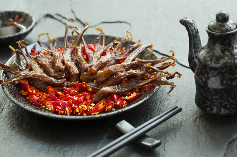 无人,横图,特写,吃饭,晚餐,午餐,茶,筷子,静物,餐具,北京,中国,亚洲,鸭子,壶,肉,熟食,香料,美味,食品,饮品,传统,鸭肉,剁椒,肉类,饮食,餐饮,食物,饮料,盘子,茶壶,中国菜,摄影,中国茶,筷子架,膳食,可口,清新,中国文化,腌肉,肉食,肉制品,东亚,鸭舌,主菜,腌制食品,开胃酱,适口,四川菜,茶杯,红辣椒,彩图,高角度拍摄,传统文化,bj175