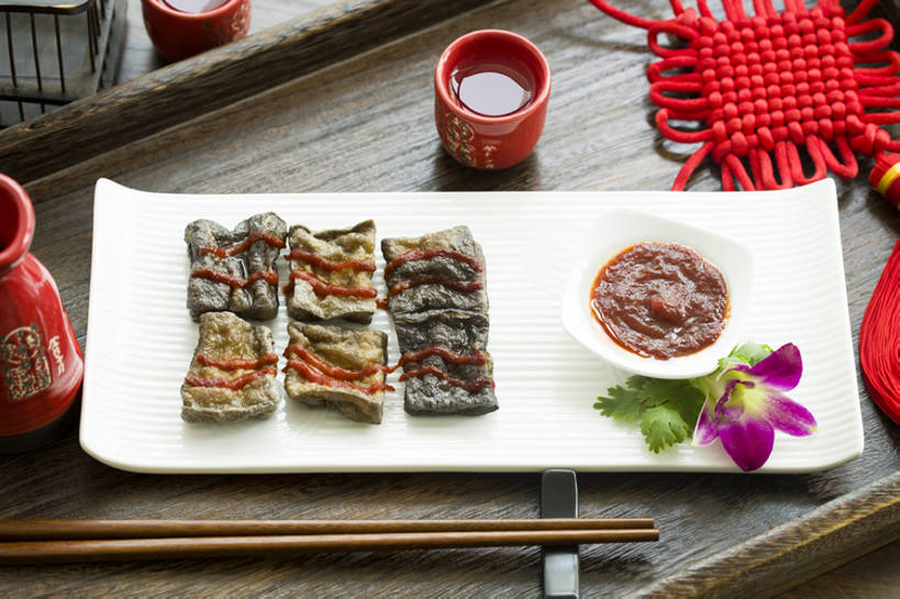 豆腐,无人,横图,特写,吃饭,晚餐,午餐,筷子,静物,餐具,北京,中国,春节,新年,亚洲,装饰,熟食,香料,油炸,美味,食品,酒类,米酒,饮品,餐盘,传统,小吃,饮食,餐饮,酒,酒瓶,臭豆腐,食物,饮料,盘子,酒杯,中国结,中国菜,摄影,筷子架,辣椒酱,膳食,可口,清新,中国文化,东亚,开胃酱,适口,江米酒,醪糟,糯米酒,彩图,高角度拍摄,装饰菜,恶臭,传统文化,bj175