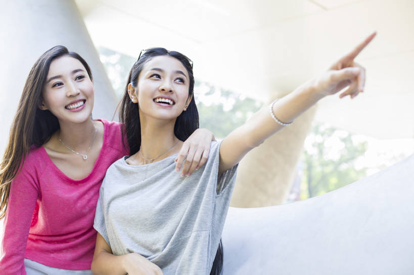 东方人,成年人,两个人,学生,举,笑,微笑,露齿笑,横图,室外,白天,正面,时尚,快乐,自由,友谊,幸福,城市,北京,中国,亚洲,连接,并排,注视,休闲装,现代,校园,观察,看,靠,靠着,手势,托,站着,休闲,同学,放松,活力,亲密,搭,摄影,生活方式,观看,察看,指着,享乐,搭着,关注,东亚,陪同,陪伴,无忧无虑,年轻女性,女人,女性,亚洲人,中国人,年轻人,大学生,休闲活动,举起,举手,举着,向上举,向上伸,向上托,拥抱,张开手臂,半身,彩图,欢乐,打手势,三里屯,闺密,摆拍,伴随,bj175