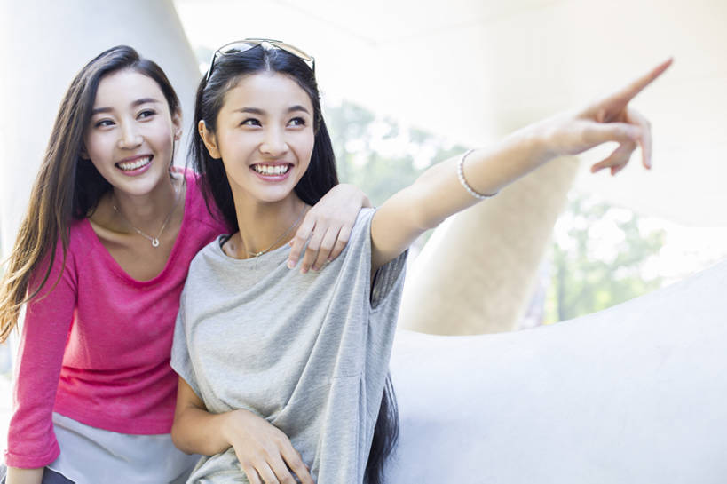 东方人,成年人,两个人,学生,举,笑,微笑,露齿笑,横图,室外,白天,正面,时尚,快乐,自由,友谊,幸福,城市,北京,中国,亚洲,连接,并排,注视,休闲装,现代,校园,观察,看,靠,靠着,手势,托,站着,休闲,同学,放松,活力,亲密,搭,摄影,生活方式,观看,察看,指着,享乐,搭着,关注,东亚,陪同,陪伴,无忧无虑,年轻女性,女人,女性,亚洲人,中国人,年轻人,大学生,休闲活动,举起,举手,举着,向上举,向上伸,向上托,拥抱,张开手臂,半身,彩图,欢乐,打手势,三里屯,闺密,摆拍,伴随,bj175