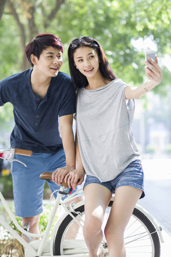 东方人,成年人,两个人,学生,笑,微笑,露齿笑,竖图,室外,白天,正面,爱情,时尚,快乐,自由,幸福,城市,自行车,手机,北京,中国,亚洲,连接,弯腰,握,并排,浪漫,单车,休闲装,现代,校园,树,拍照,太阳镜,站着,休闲,温暖,温馨,恩爱,放松,活力,亲密,握着,约会,恋人,摄影,生活方式,和睦,享乐,智能手机,东亚,陪同,陪伴,无忧无虑,男人,男性,年轻男性,年轻女性,女人,女性,亚洲人,中国人,年轻人,情侣,大学生,休闲活动,张开手臂,坐着,彩图,爱,欢乐,照相,伴侣,融洽,三里屯,摆拍,伴随,bj175