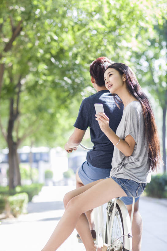 东方人,成年人,两个人,学生,笑,微笑,露齿笑,竖图,室外,白天,侧面,爱情,时尚,快乐,自由,幸福,城市,自行车,手机,北京,中国,亚洲,连接,握,浪漫,单车,休闲装,现代,校园,树,骑,休闲,温暖,温馨,恩爱,放松,活力,乐趣,亲密,想,握着,约会,恋人,摄影,生活方式,和睦,享乐,逆光,智能手机,东亚,陪同,陪伴,无忧无虑,男人,男性,年轻男性,年轻女性,女人,女性,亚洲人,中国人,年轻人,长发,情侣,大学生,休闲活动,坐着,彩图,全身,欢乐,伴侣,融洽,三里屯,摆拍,伴随,bj175