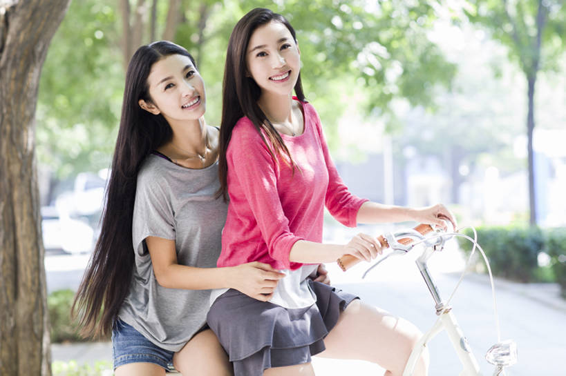 东方人,成年人,两个人,学生,笑,微笑,露齿笑,横图,室外,白天,正面,时尚,快乐,自由,友谊,幸福,城市,自行车,北京,中国,亚洲,连接,握,并排,单车,注视,休闲装,现代,校园,树,骑,观察,看,休闲,同学,放松,活力,乐趣,亲密,搭,握着,摄影,生活方式,观看,察看,享乐,搭着,关注,肖像,逆光,东亚,陪同,陪伴,无忧无虑,年轻女性,女人,女性,亚洲人,中国人,年轻人,长发,大学生,休闲活动,彩图,欢乐,三里屯,闺密,摆拍,伴随,bj175
