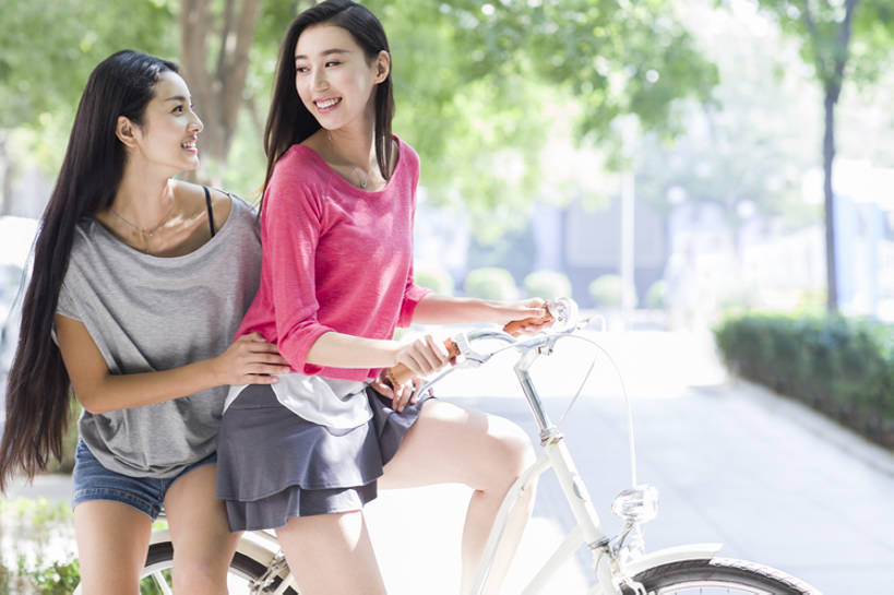 东方人,成年人,两个人,学生,笑,微笑,露齿笑,横图,室外,白天,正面,时尚,快乐,自由,友谊,幸福,城市,自行车,北京,中国,亚洲,连接,握,并排,单车,扭头,注视,休闲装,现代,校园,树,骑,观察,看,转头,休闲,同学,放松,活力,乐趣,亲密,搭,握着,摄影,生活方式,观看,察看,享乐,搭着,关注,东亚,陪同,陪伴,无忧无虑,年轻女性,女人,女性,亚洲人,中国人,年轻人,长发,大学生,休闲活动,彩图,欢乐,三里屯,闺密,摆拍,伴随,bj175