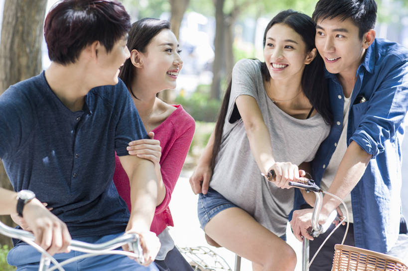 东方人,成年人,四个人,学生,笑,微笑,露齿笑,横图,室外,白天,正面,爱情,时尚,快乐,自由,友谊,幸福,城市,自行车,北京,中国,亚洲,连接,弯腰,握,浪漫,单车,休闲装,现代,校园,树,骑,站着,休闲,温暖,温馨,同学,面对面,恩爱,放松,活力,乐趣,亲密,搭,握着,约会,恋人,摄影,生活方式,和睦,享乐,搭着,东亚,陪同,陪伴,无忧无虑,男人,男性,年轻男性,年轻女性,女人,女性,亚洲人,中国人,年轻人,情侣,大学生,休闲活动,拥抱,彩图,欢乐,伴侣,融洽,三里屯,摆拍,伴随,bj175