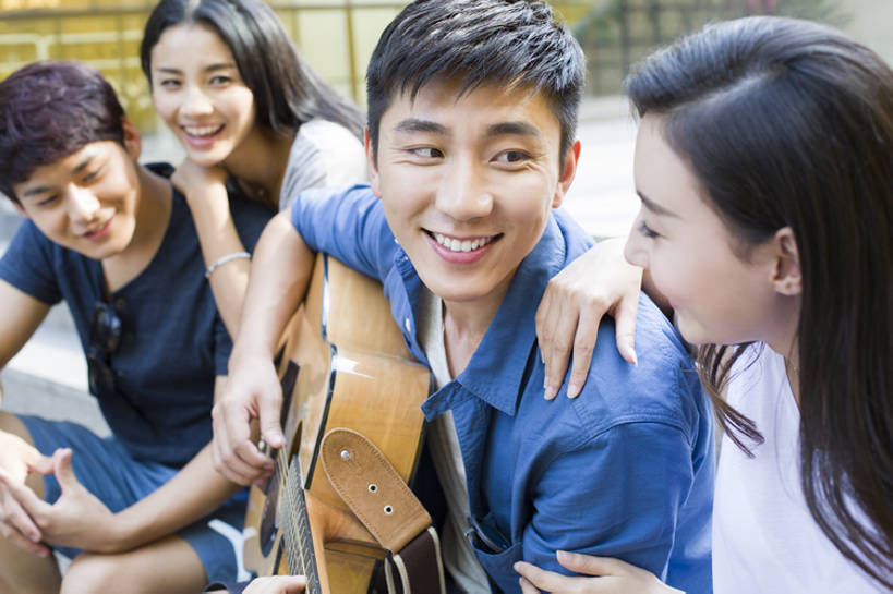 东方人,成年人,脸,头,脸颊,四个人,学生,笑,微笑,露齿笑,横图,室外,白天,正面,爱情,时尚,快乐,自由,友谊,幸福,分享,信心,城市,北京,中国,亚洲,表演,连接,弯腰,握,并排,吉他,乐器,弦乐器,浪漫,音乐,弹奏,听,演奏,休闲装,表演者,现代,肩膀,台阶,休闲,温暖,温馨,同学,面对面,恩爱,放松,活力,亲密,搭,弹琴,握着,唱歌,约会,恋人,摄影,生活方式,唱,和睦,享乐,搭着,弹拨弦鸣乐器,爱好,演唱,吉他手,音乐人,歌唱,东亚,陪同,奏琴,抚琴,技能,陪伴,无忧无虑,男人,男性,年轻男性,年轻女性,女人,女性,亚洲人,中国人,年轻人,头部,脸部,脸蛋,面部,情侣,大学生,休闲活动,坐着,彩图,欢乐,伴侣,融洽,弹拨弦乐器,三里屯,拨弦乐器,弹拨乐器,伴随,bj175