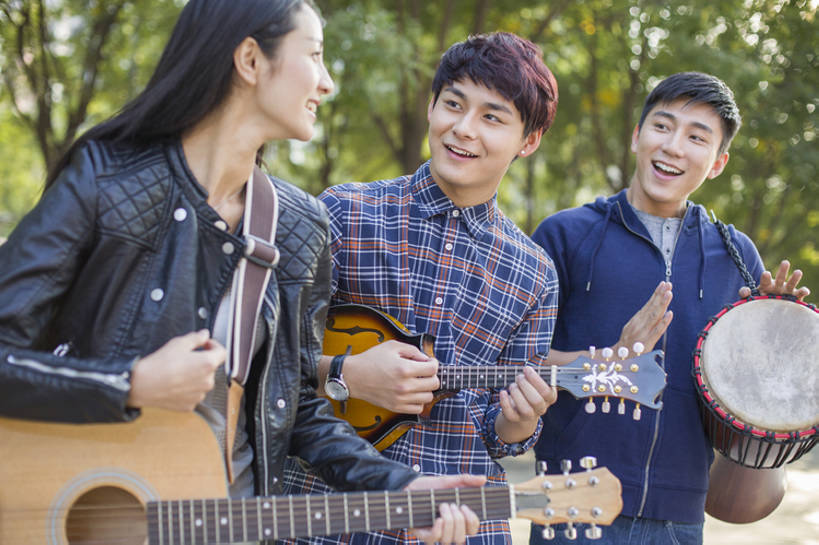 东方人,成年人,三个人,学生,笑,微笑,露齿笑,横图,室外,白天,正面,时尚,快乐,自由,友谊,幸福,热情,合作,团队,城市,街道,北京,中国,亚洲,一排,乐队,表演,握,整齐,并排,鼓,吉他,乐器,弦乐器,音乐,打,弹奏,玩,演奏,休闲装,表演者,现代,排列,站着,休闲,放松,活力,乐趣,亲密,弹琴,握着,唱歌,艺术家,摄影,生活方式,酷,享乐,队列,弹拨弦鸣乐器,爱好,演唱,梦想,吉他手,音乐人,歌唱,东亚,陪同,奏琴,抚琴,技能,陪伴,无忧无虑,男人,男性,年轻男性,年轻女性,女人,女性,亚洲人,中国人,年轻人,大学生,休闲活动,歌手,半身,彩图,欢乐,弹拨弦乐器,三里屯,拨弦乐器,弹拨乐器,摆拍,伴随,bj175