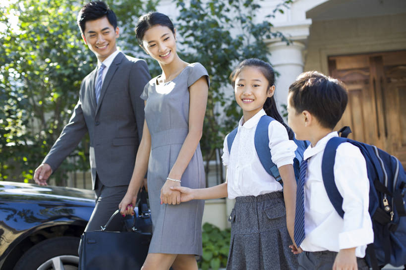 东方人,儿童,成年人,四个人,家庭,夫妻,丈夫,妻子,父母,母亲,父亲,女儿,儿子,兄弟,姐妹,商务人士,学生,商务男性,站,笑,微笑,露齿笑,横图,室外,白天,正面,衬衫,西装,爱情,商务,时尚,快乐,幸福,纯洁,信心,植物,别墅,城市,建筑,汽车,北京,中国,亚洲,一排,连接,握,套装,正装,整齐,并排,公文包,书包,房屋,门口,机动车,领带,教育,浪漫,注视,现代,车,排列,小孩,社区,交通工具,轿车,观察,看,站着,职业,温暖,温馨,父子,母子,一家人,校服,恩爱,父爱,可爱,母爱,亲密,童年,童趣,无辜,握着,财富,运输,恋人,摄影,生长,生活方式,观看,离开,和睦,察看,高雅,优美,住房,享乐,早晨,队列,关爱,关注,载具,亲情,房地产,肖像,商务装,工薪阶层,童真,东亚,烂漫,无邪,背包客,陪同,一套,开学,陪伴,天真,男孩,男人,男性,年轻男性,年轻女性,女孩,女人,女性,亚洲人,中国人,孩子,年轻人,夫妇,情侣,白领,上班族,步行,手牵手,站立,彩图,衬衣,欢乐,伴侣,融洽,男生,居住区,小学生,家用车,伴随,bj175