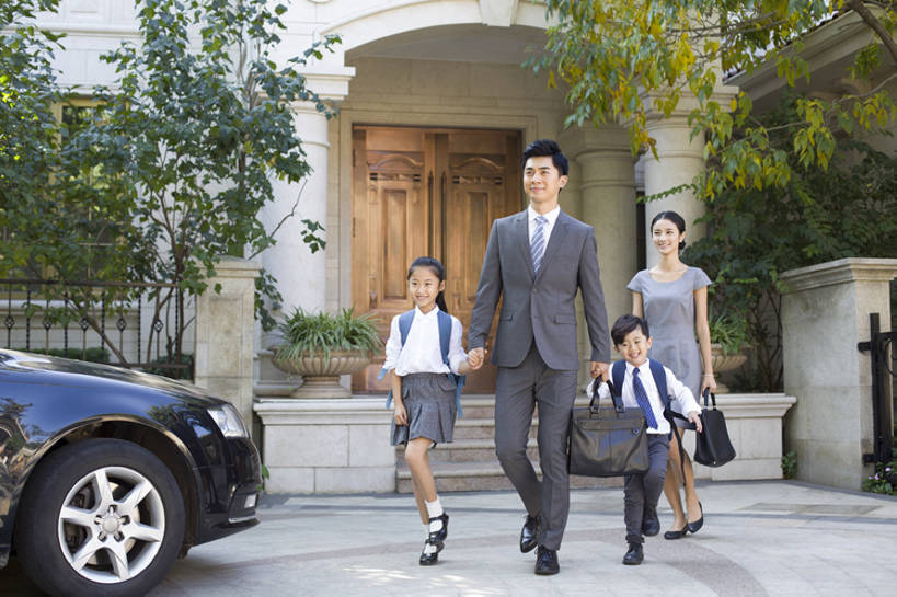 东方人,儿童,成年人,四个人,家庭,夫妻,丈夫,妻子,父母,母亲,父亲,女儿,儿子,兄弟,姐妹,商务人士,学生,商务男性,站,笑,微笑,露齿笑,横图,室外,白天,正面,衬衫,西装,爱情,商务,时尚,快乐,幸福,纯洁,信心,别墅,城市,建筑,汽车,北京,中国,亚洲,连接,握,套装,正装,公文包,书包,房屋,门口,机动车,领带,教育,浪漫,现代,台阶,车,小孩,社区,交通工具,轿车,站着,职业,温暖,温馨,父子,母子,一家人,校服,恩爱,父爱,活力,可爱,母爱,亲密,童年,童趣,无辜,握着,财富,运输,恋人,摄影,生长,生活方式,离开,和睦,住房,享乐,早晨,关爱,载具,亲情,房地产,商务装,工薪阶层,童真,东亚,烂漫,无邪,背包客,陪同,一套,开学,陪伴,天真,男孩,男人,男性,年轻男性,年轻女性,女孩,女人,女性,亚洲人,中国人,孩子,年轻人,夫妇,情侣,白领,上班族,步行,手牵手,站立,彩图,全身,衬衣,欢乐,伴侣,融洽,男生,居住区,小学生,家用车,伴随,bj175