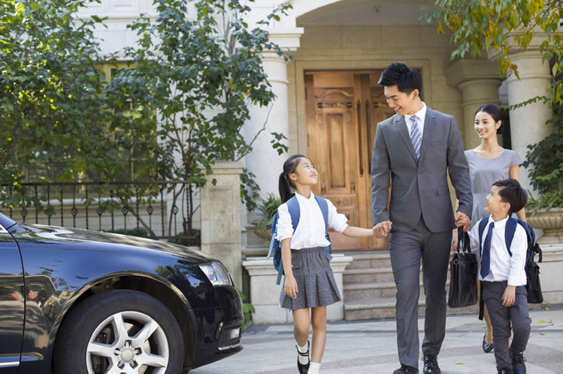 东方人,儿童,成年人,四个人,家庭,夫妻,丈夫,妻子,父母,母亲,父亲,女儿,儿子,兄弟,姐妹,商务人士,学生,商务男性,站,笑,微笑,露齿笑,横图,室外,白天,正面,衬衫,西装,爱情,商务,时尚,快乐,幸福,纯洁,别墅,城市,建筑,汽车,北京,中国,亚洲,连接,握,套装,正装,公文包,书包,房屋,门口,机动车,领带,教育,浪漫,现代,台阶,车,小孩,社区,交通工具,轿车,站着,职业,温暖,温馨,父子,母子,一家人,面对面,校服,恩爱,父爱,活力,可爱,母爱,亲密,童年,童趣,无辜,握着,财富,运输,恋人,摄影,生长,生活方式,离开,和睦,住房,享乐,早晨,关爱,载具,亲情,房地产,商务装,工薪阶层,童真,东亚,烂漫,无邪,背包客,陪同,一套,开学,陪伴,天真,男孩,男人,男性,年轻男性,年轻女性,女孩,女人,女性,亚洲人,中国人,孩子,年轻人,夫妇,情侣,白领,上班族,步行,手牵手,说话,站立,彩图,全身,衬衣,欢乐,伴侣,融洽,男生,居住区,小学生,家用车,伴随,bj175