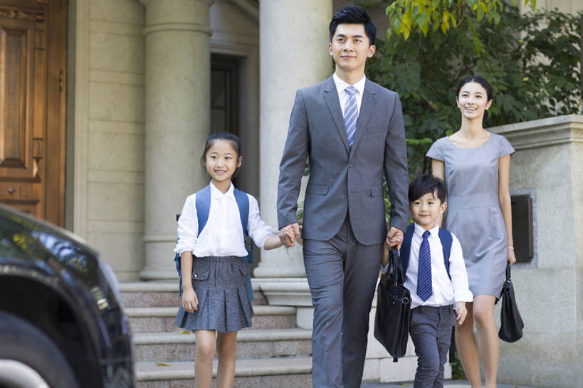 东方人,儿童,成年人,四个人,家庭,夫妻,丈夫,妻子,父母,母亲,父亲,女儿,儿子,兄弟,姐妹,商务人士,学生,商务男性,站,笑,微笑,露齿笑,横图,室外,白天,正面,衬衫,西装,爱情,商务,时尚,快乐,幸福,纯洁,信心,别墅,城市,建筑,汽车,北京,中国,亚洲,连接,握,套装,正装,公文包,书包,房屋,门口,机动车,领带,教育,浪漫,现代,台阶,车,小孩,社区,交通工具,轿车,站着,职业,温暖,温馨,父子,母子,一家人,校服,恩爱,父爱,活力,可爱,母爱,亲密,童年,童趣,无辜,握着,财富,运输,恋人,摄影,生长,生活方式,离开,和睦,住房,享乐,早晨,关爱,载具,亲情,房地产,商务装,工薪阶层,童真,东亚,烂漫,无邪,背包客,陪同,一套,开学,陪伴,天真,男孩,男人,男性,年轻男性,年轻女性,女孩,女人,女性,亚洲人,中国人,孩子,年轻人,夫妇,情侣,白领,上班族,步行,手牵手,站立,彩图,衬衣,欢乐,伴侣,融洽,男生,居住区,小学生,家用车,伴随,bj175