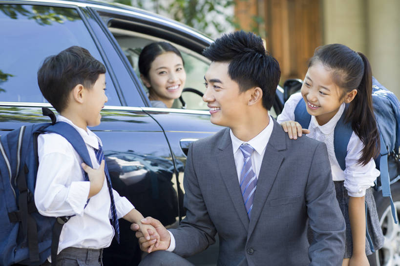 东方人,儿童,成年人,四个人,家庭,夫妻,丈夫,妻子,父母,母亲,父亲,女儿,儿子,兄弟,姐妹,商务人士,学生,商务男性,站,蹲,笑,微笑,露齿笑,横图,室外,白天,正面,衬衫,西装,爱情,商务,时尚,快乐,幸福,纯洁,植物,别墅,窗户,城市,建筑,汽车,北京,中国,亚洲,连接,弯腰,握,套装,正装,书包,房屋,机动车,领带,教育,浪漫,注视,现代,车,小孩,社区,交通工具,轿车,观察,看,站着,职业,温暖,温馨,父子,母子,一家人,面对面,校服,恩爱,父爱,可爱,母爱,亲密,童年,童趣,无辜,搭,握着,财富,运输,恋人,摄影,生长,生活方式,观看,离开,和睦,察看,住房,享乐,早晨,搭着,关爱,关注,载具,亲情,房地产,商务装,等,工薪阶层,童真,东亚,烂漫,无邪,背包客,陪同,一套,开学,陪伴,天真,男孩,男人,男性,年轻男性,年轻女性,女孩,女人,女性,亚洲人,中国人,孩子,年轻人,夫妇,情侣,白领,上班族,手牵手,说话,站立,坐着,半身,彩图,衬衣,欢乐,伴侣,融洽,男生,居住区,小学生,家用车,伴随,bj175