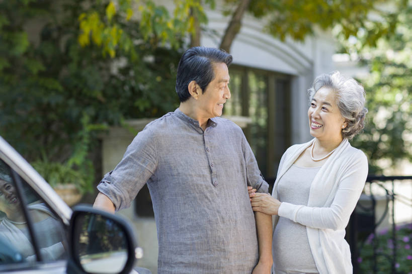 东方人,成年人,老年人,两个人,家庭,丈夫,妻子,笑,微笑,露齿笑,横图,室外,白天,正面,快乐,幸福,植物,别墅,城市,建筑,汽车,北京,中国,亚洲,勾,连接,挽,并排,房屋,机动车,休闲装,现代,车,交通工具,轿车,站着,休闲,健康,温暖,温馨,一家人,面对面,放松,亲密,搭,勾着,运输,摄影,生活方式,和睦,退休,住房,享乐,搭着,关爱,载具,房地产,挽着,东亚,陪同,陪伴,老年男性,老年女性,男人,男性,女人,女性,亚洲人,中国人,情侣,休闲活动,说话,半身,彩图,欢乐,和蔼,融洽,居住区,人老心不老,摆拍,家用车,伴随,bj175