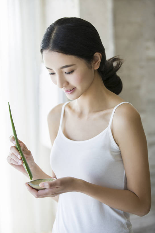 东方人,成年人,脸,头,脸颊,一个人,家庭,家,笑,微笑,露齿笑,竖图,室内,白天,正面,长时间曝光,按摩,美容,时尚,快乐,幸福,植物,浴室,城市,芦荟,北京,中国,亚洲,仅一个年轻女性,仅一个女性,仅一个人,护肤,握,背心,材料,润肤露,房屋,公寓,美丽,注视,休闲装,干净,现代,自然,观察,看,站着,保养,享受,休闲,健康,温暖,温馨,一家人,放松,握着,SPA水疗,保健,温泉浴场,摄影,生活方式,观看,皮肤,光滑,和睦,察看,优美,享乐,化妆用品,草本,关注,清新,曝光,东亚,纯净,养颜,柔和,细腻,替代疗法,平滑,美化,年轻女性,女人,女性,亚洲人,中国人,年轻人,头部,脸部,脸蛋,面部,矿泉疗养地,半身,彩图,水疗,欢乐,魅力,融洽,美人,例行公事,芦荟胶,bj175