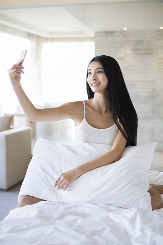 东方人,成年人,头发,一个人,家庭,家,举,笑,微笑,露齿笑,竖图,室内,白天,正面,长时间曝光,时尚,快乐,幸福,技术,床,卧室,城市,手机,北京,中国,亚洲,仅一个年轻女性,仅一个女性,仅一个人,一排,连接,握,整齐,背心,房屋,公寓,联系,休闲装,光脚,干净,现代,起床,排列,拍照,白色,黑色,枕头,托,向上看,休闲,舒服,温暖,温馨,一家人,赤脚,放松,活力,握着,自拍,摄影,生活方式,张开双腿,和睦,舒适,住房,享乐,早晨,队列,房地产,曝光,棉被,智能手机,东亚,美发用品,柔和,无线电技术,展开双腿,无忧无虑,年轻女性,女人,女性,亚洲人,中国人,年轻人,长发,发型,直发,沟通,举起,举手,举着,向上举,向上伸,向上托,坐着,彩图,全身,欢乐,照相,魅力,融洽,伸展双腿,摆拍,bj175