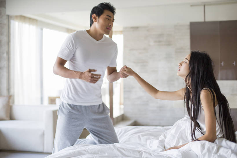 东方人,成年人,头发,两个人,家庭,夫妻,丈夫,妻子,家,拉,横图,室内,白天,正面,爱情,自由,床,卧室,城市,北京,中国,亚洲,一排,握,整齐,房屋,公寓,浪漫,凌乱,休闲装,干净,现代,起床,排列,白色,黑色,站着,休息,休闲,疲倦,舒服,温暖,温馨,一家人,面对面,恩爱,放松,亲密,握着,恋人,摄影,床头,生活方式,和睦,疲劳,舒适,住房,疲惫,早晨,羽绒被,队列,消极,房地产,困乏,棉被,东亚,陪同,疲乏,柔和,委顿,疲困,疲顿,疲钝,倦怠,怠倦,怠惰,陪伴,男人,男性,年轻男性,年轻女性,女人,女性,亚洲人,中国人,年轻人,长发,夫妇,情侣,闭着眼睛,手牵手,坐着,彩图,伴侣,融洽,乱发,摆拍,伴随,bj175