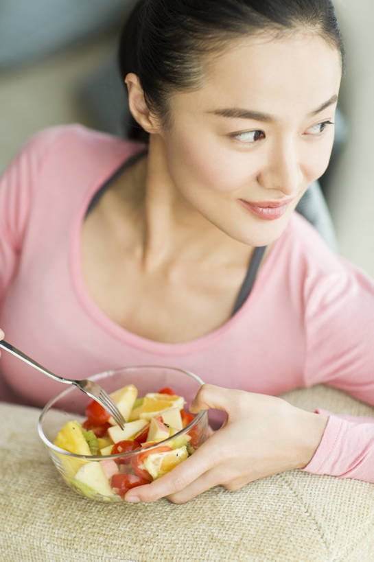 东方人,成年人,脸,头,脸颊,一个人,家庭,家,客厅,吃,微笑,竖图,室内,白天,正面,早餐,快乐,幸福,沙发,苹果,猕猴桃,水果,北京,中国,亚洲,仅一个年轻女性,仅一个女性,仅一个人,握,睡衣,叉,房屋,公寓,沙拉,美味,食品,休闲装,现代,水果沙拉,饮食,肩膀,容器,碗,靠,靠着,保养,休闲,健康,舒服,温暖,温馨,一家人,放松,握着,保健,摄影,有机食品,生活方式,水果盘,储藏,和睦,起居室,舒适,享乐,早晨,储存,房地产,东亚,健康食物,无忧无虑,年轻女性,女人,女性,亚洲人,中国人,年轻人,头部,脸部,脸蛋,面部,玻璃杯,桔子,圣女果,坐着,彩图,高角度拍摄,欢乐,融洽,贮存,bj175