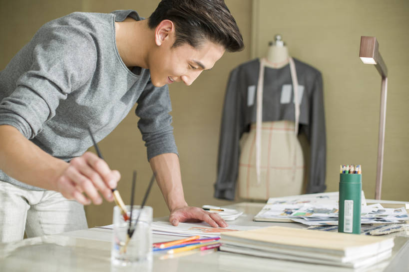 东方人,成年人,一个人,商务人士,设计师,裁缝,办公室,家,笑,微笑,露齿笑,横图,室内,白天,正面,商务,时尚,快乐,幸福,集体,信心,技术,桌子,城市,笔筒,纺织品,北京,中国,亚洲,仅一个男性,仅一个人,弯腰,握,准备,工作,人造模特,纸,房屋,办公用品,利益,注视,休闲装,现代,书桌,文具,仅一个年轻男性,衣服,笔记本,画笔,卷尺,铅笔,容器,学习用品,观察,看,站着,职业,独立,团体,器皿,握着,创意,摄影,奋斗,生活方式,道具,观看,技巧,储藏,灵感,女装,文具用品,愿望,察看,组织,创造力,专心,调色板,享乐,工作室,储存,关注,着色,努力,手艺,忙碌,草图,创新,东亚,服装模特,时装模特,模特道具,时装道具,展示道具,服装模特道具,陈列道具,新意,理想,式样,技能,技艺,想法,美术工艺,企业家,插笔器具,文房用具,认真,男人,男性,年轻男性,亚洲人,中国人,年轻人,白领,美术设计员,设计,设计家,设计者,玻璃杯,画画,彩图,欢乐,妙技,贮存,彩色铅笔,本领,纺织工业,产品设计,浸渍,bj175