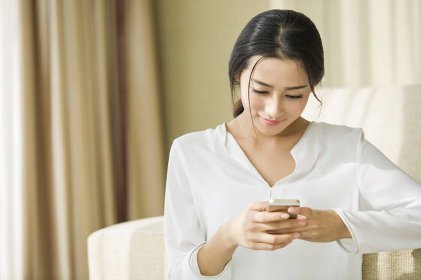 东方人,成年人,一个人,家,客厅,微笑,横图,室内,白天,正面,时尚,快乐,幸福,互联网,技术,窗户,窗帘,沙发,城市,手机,北京,中国,亚洲,仅一个年轻女性,仅一个女性,仅一个人,连接,握,房屋,公寓,联系,注视,休闲装,现代,观察,看,靠,靠着,休闲,放松,握着,摄影,生活方式,观看,察看,起居室,住房,享乐,关注,发短信,房地产,智能手机,东亚,无线电技术,年轻女性,女人,女性,亚洲人,中国人,年轻人,休闲活动,触摸,沟通,坐着,半身,彩图,欢乐,bj175