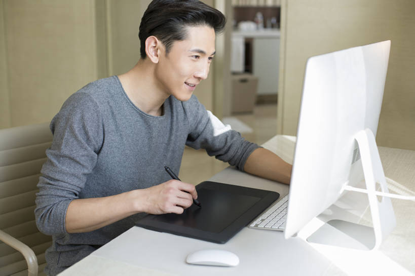 东方人,成年人,一个人,商务人士,设计师,办公室,家,微笑,横图,插画,室内,白天,正面,商务,时尚,快乐,幸福,集体,信心,电脑,显示器,互联网,技术,数码,科技,桌子,城市,椅子,北京,中国,亚洲,仅一个男性,仅一个人,连接,敲打,握,阴影,工作,网络,器材,房屋,公寓,办公用品,画板,高光,几何,计算机图形,利益,联系,合成,图画,休闲装,输入,输入设备,通讯设备,现代,书桌,画,文具,仅一个年轻男性,学习用品,打字,看,职业,独立,团体,台式电脑,握着,创意,摄影,奋斗,生活方式,观看,灵感,点击,敲击,文具用品,电脑合成图,数码合成图,愿望,组织,创造力,专心,住房,享乐,合成图,工作室,努力,通信设备,漫画,创新,输出设备,东亚,写实,具体,具象,新意,无线电技术,理想,技能,想法,美术工艺,电脑一体机,认真,按键,计算机,男人,男性,年轻男性,亚洲人,中国人,年轻人,白领,美术设计员,设计,设计家,设计者,沟通,画画,坐着,半身,彩图,欢乐,速写本,插图,纺织工业,插图画家,bj175